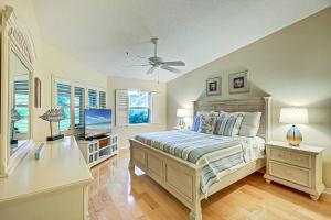 een slaapkamer met een bed en een flatscreen-tv bij Siesta Bayside Condo in Siesta Key +42 foto's