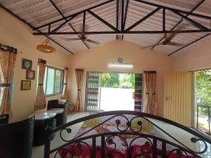 GhātgharWeekend Villa at Nature's Lap (Malshej Ghat)的带阳台的客厅