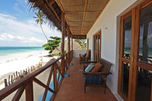 balcone con vista sulla spiaggia di un resort di Meliks a Jambiani