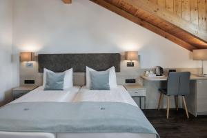 Postel nebo postele na pokoji v ubytování Hotel Garni Möwe am See