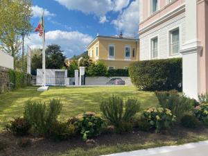 a house with a flag in the yard at Greif Hotel Maria Theresia in Trieste