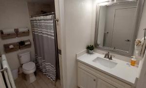 ein Badezimmer mit Waschbecken, Toilette und Spiegel in der Unterkunft El Pueblo D-303 By Monte vista, Rocky Point in Puerto Peñasco + 12 Fotos