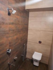 拉杰果德Heaven Accommodations的一间带卫生间和木墙的浴室