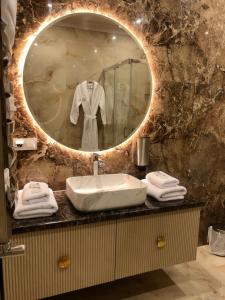ein Bad mit einem Waschbecken und einem Spiegel in der Unterkunft Chernivtsi Arbat in Czernowitz