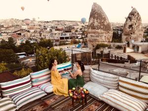 Posezení v ubytování Adora Cave Suites -