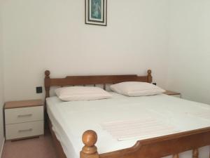 מיטה או מיטות בחדר ב-Apartmani Belobrk Potocnica Pag