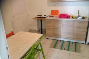 una cocina con encimera y fregadero. en Apartment 10 min from the center of Heraklion, en Heraclión