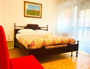 - une chambre avec un lit et une fenêtre dans l'établissement Trastevere for You... 3 bedrooms Apartment, à Rome