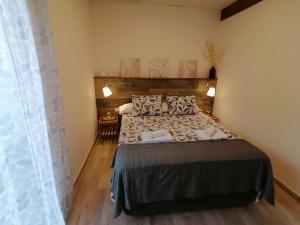 una camera da letto con un grande letto con due cuscini di Gelvesturist 2 a Gelves