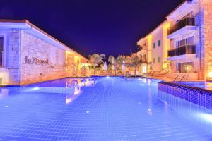 La Kumsal Hotel内部或周边的泳池