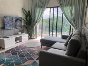 - un salon avec un canapé et une télévision dans l'établissement ASR HOMES, iCON RESIDENCE, à Kuala Terengganu