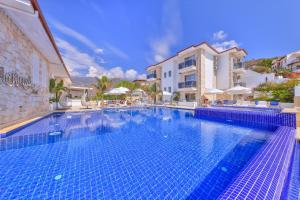 La Kumsal Hotel内部或周边的泳池