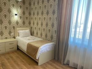Rúm í herbergi á Hotel Sharl