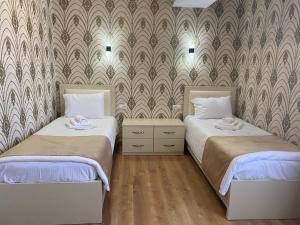 Rúm í herbergi á Hotel Sharl