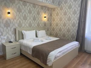 Rúm í herbergi á Hotel Sharl
