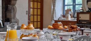 stół z tacami wypieków i sokiem pomarańczowym w obiekcie Ty Daou gwez w mieście Irodouër