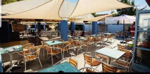 ห้องอาหารหรือที่รับประทานอาหารของ Les mobilhomes helvétiques 4 étoiles Mar Estang Canet en Roussillon