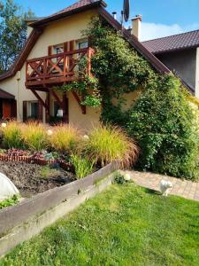 a house with a ivy growing on the side of it at Słoneczny apartament in Duszniki Zdrój