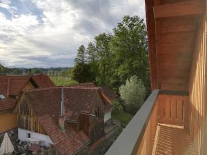 - une vue depuis le balcon d'une maison dans l'établissement Bioferienhaus Muster - Dominkusch, à Pössnitz