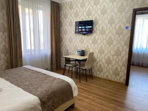 Rúm í herbergi á Hotel Sharl