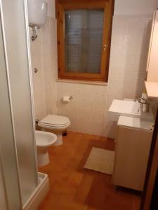 a bathroom with a toilet and a sink at Il Poggio da Leo in Capanne