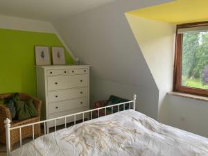 - une chambre avec un lit, une commode et une fenêtre dans l'établissement Charmante Doppelhaushälfte Am Schwanensee in Plön, à Plön