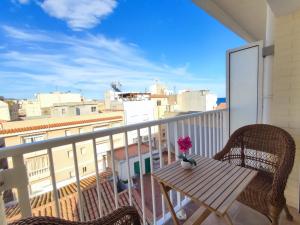 balcón con mesa, sillas y vistas en Apartamento Espa, en L'Ametlla de Mar