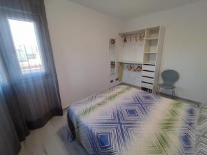 1 dormitorio con cama y ventana en Apartamento Espa, en L'Ametlla de Mar