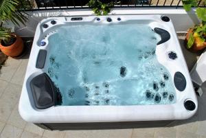 bañera con agua azul en Villa Monica, en Nerja