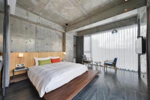 1 dormitorio con 1 cama grande y 1 mesa en 觀日品月-渡假旅店 Meet Sun Moon Lake, en Yuchi