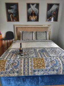 - une chambre avec un lit doté d'un couvre-lit bleu et blanc dans l'établissement Skyline by Nights & Smiles, à Tuzla