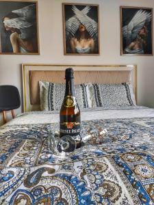 Una botella de vino encima de la cama en Skyline by Nights & Smiles en Tuzla