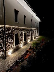 budynek z oświetleniem na boku w nocy w obiekcie Schurianhof w mieście Timenitz