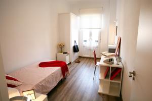 sypialnia z łóżkiem, biurkiem i oknem w obiekcie Estuhome w Madrycie