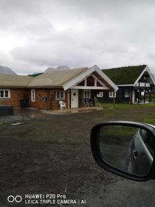 Blick auf ein Haus aus einem Seitenspiegel in der Unterkunft Lyngen ski- og fiskecamp in Lenangsøyra