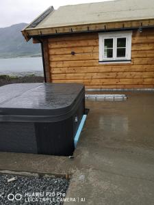 ein Haus mit einer Matratze davor in der Unterkunft Lyngen ski- og fiskecamp in Lenangsøyra