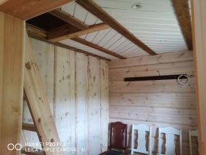 a room with wooden walls and wooden ceilings at Lyngen ski- og fiskecamp in Lenangsøyra