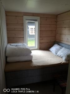 Tempat tidur dalam kamar di Lyngen ski- og fiskecamp