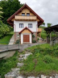 uma casa com telhado de palha em Bioferienhaus Muster - Dominkusch em Pössnitz