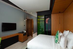 Postel nebo postele na pokoji v ubytování Al Khoory Sky Garden Hotel