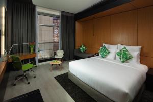 Postel nebo postele na pokoji v ubytování Al Khoory Sky Garden Hotel