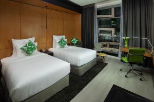 Postel nebo postele na pokoji v ubytování Al Khoory Sky Garden Hotel