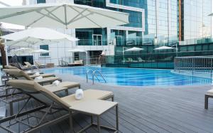 Bazén v ubytování Al Khoory Sky Garden Hotel nebo v jeho okolí
