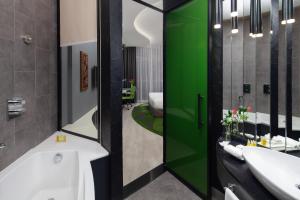 Koupelna v ubytování Al Khoory Sky Garden Hotel