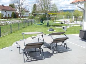 Ferienwohnung an der Ach في Oberhausen: فناء مع طاولة وكراسي وملعب