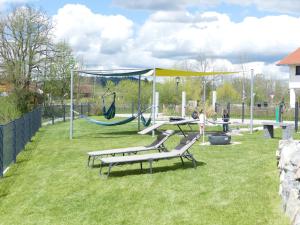 einen Park mit Spielplatz mit Bänken und Schaukel in der Unterkunft Ferienwohnung an der Ach in Oberhausen