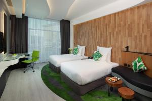 Postel nebo postele na pokoji v ubytování Al Khoory Sky Garden Hotel