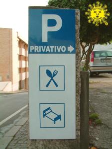 a parking sign on the side of a street at Alojamento Ar e Sol in Guimarães