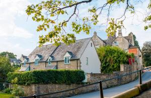 a house in the village of bourton on the water at 2 The Old Stables in Tetbury