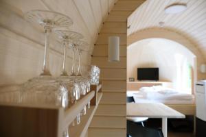 uma sala de jantar com copos de vinho no balcão em Tortuga - einfach anders! em Landau in der Pfalz